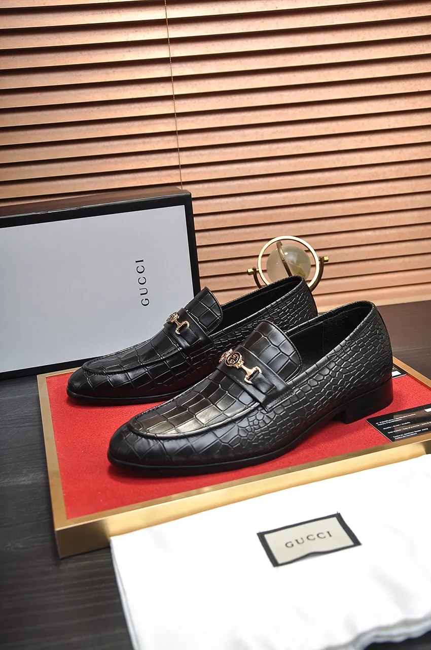 Men's shoes💰500💶Italy's top luxury men's shoe giant (GUCCI) (Gucci) (full cowhide lining) new arrival🍃Original European style🔰 Pleasant to the eye😍In order to make the shoes more durable and non-deformable🌀The production continues to follow traditional methods but there is still no lack of innovation💪Choose original sheepskin for the leather♻️ Smooth and natural And extra bright ⭐Made of imported cowhide, the first choice of rich people 38-45 (45 customized)